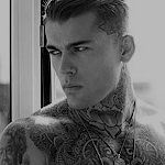 Stephen James ein quadratisches Bild