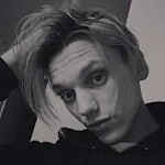 Jamie Campbell Bower ein quadratisches Bild