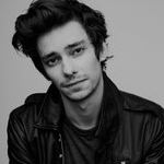 Devon Bostick ein quadratisches Bild